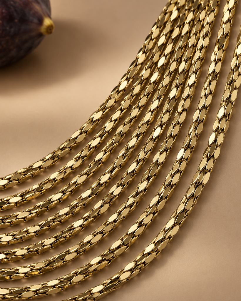 Collar dorado PEDRI con diseño en capas y cadenas escalonadas que aportan presencia al look.