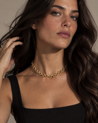 Collar dorado ORA con eslabones entrelazados de forma ovalada y diseño con presencia.