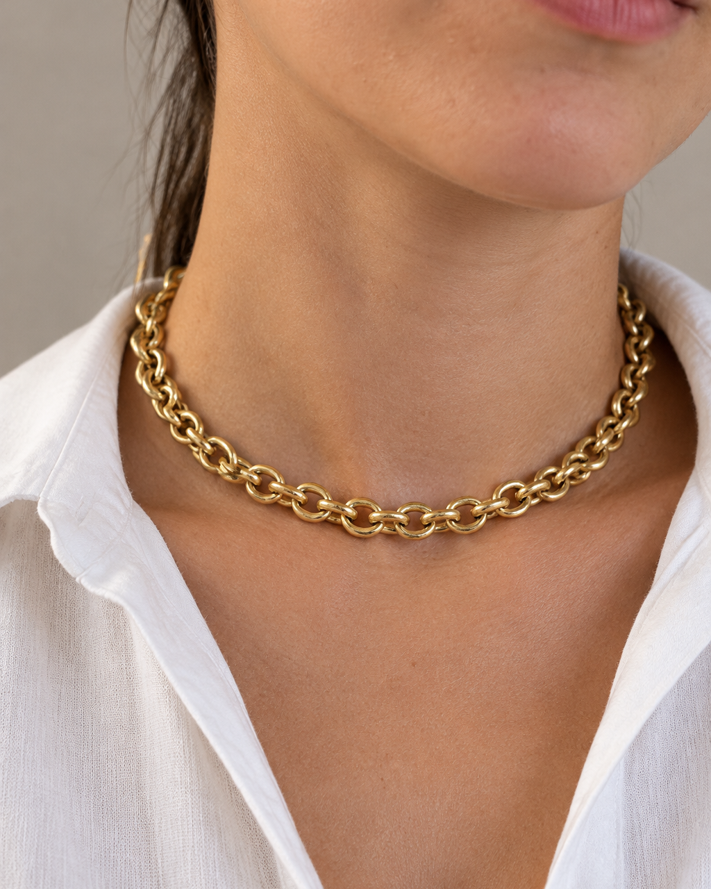 Collar dorado ORA tipo gargantilla con eslabones ovalados de diseño limpio y actual.