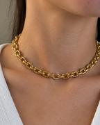 Collar de eslabones dorado ORA de Sibela con diseño tipo gargantilla y acabado luminoso.