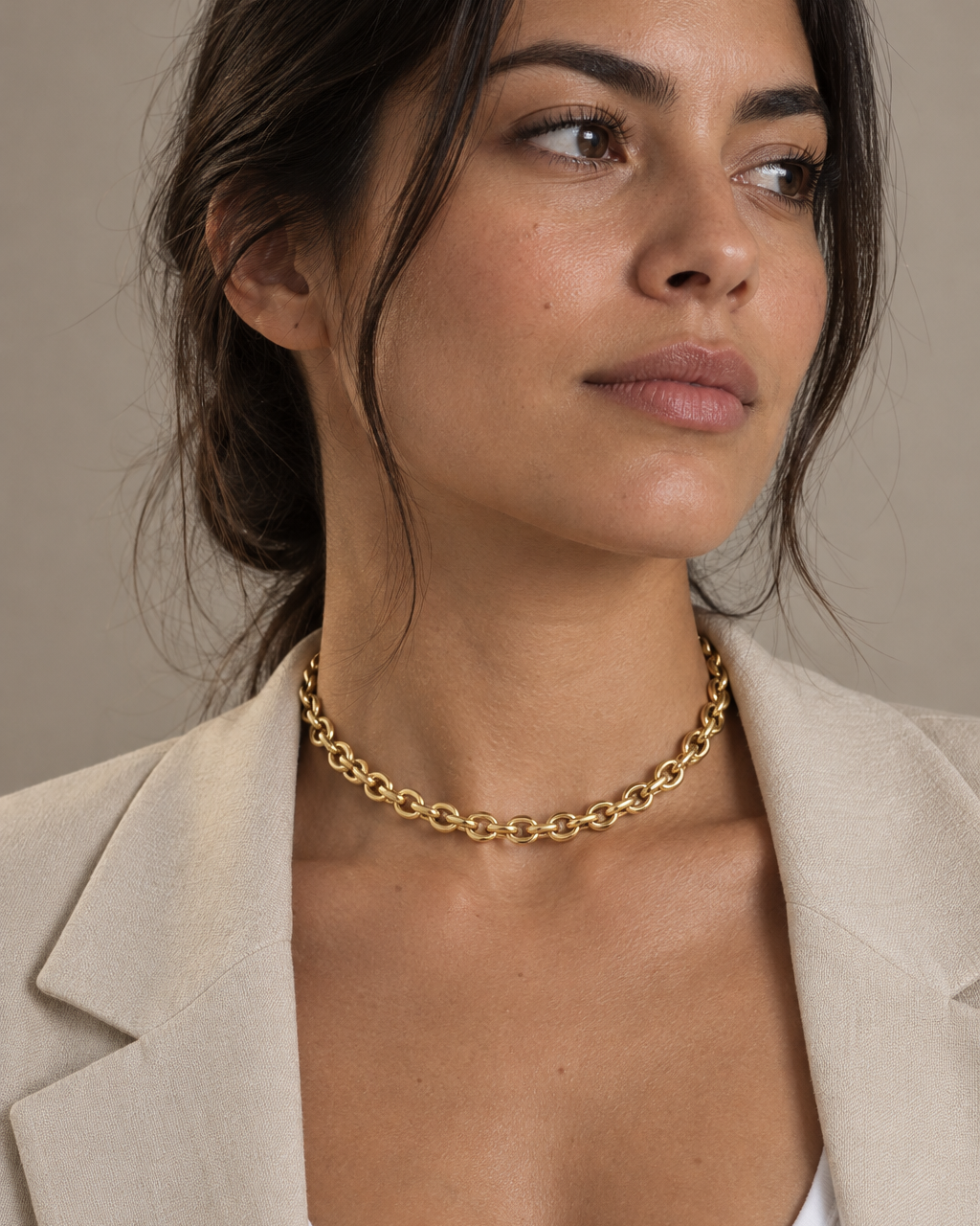 Collar ORA con eslabones ovalados entrelazados y acabado dorado luminoso.