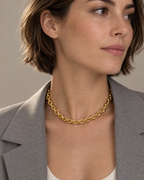 Collar ORA de cadena dorada con eslabones ovalados y acabado elegante y contemporáneo.