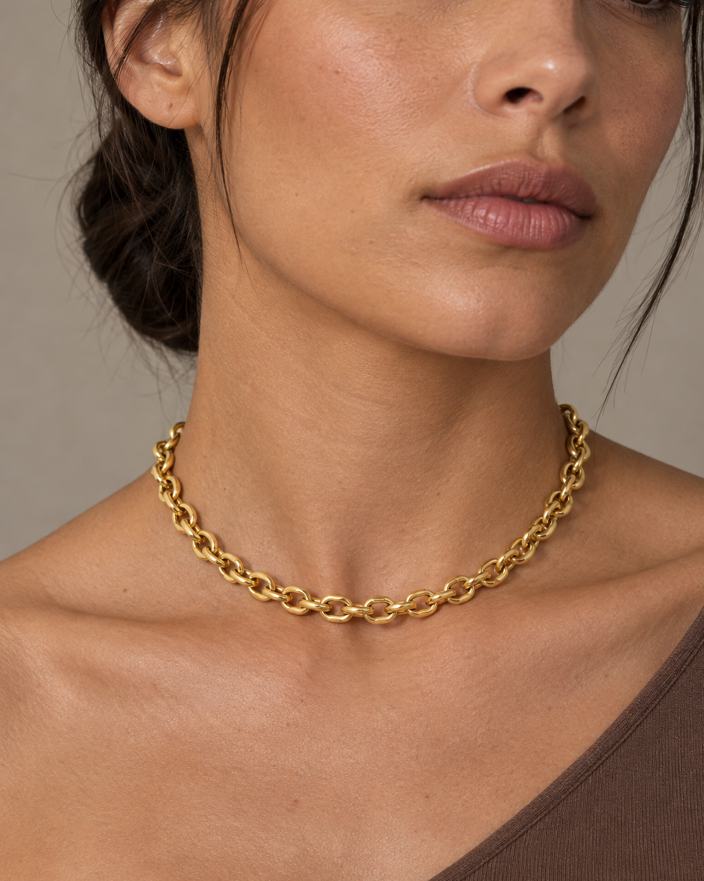 Collar ORA dorado ajustable de Sibela Studio con cadena extensora y eslabones ovalados.