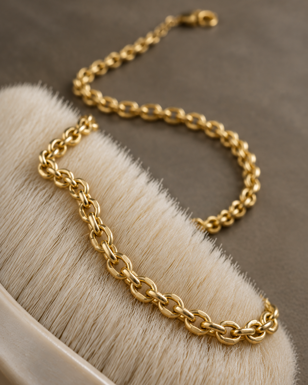 Collar ORA dorado con cadena extensora que permite regular la caída sobre el escote.