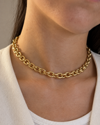 Collar ORA dorado con diseño de eslabones ovalados para completar looks elegantes y de diario.
