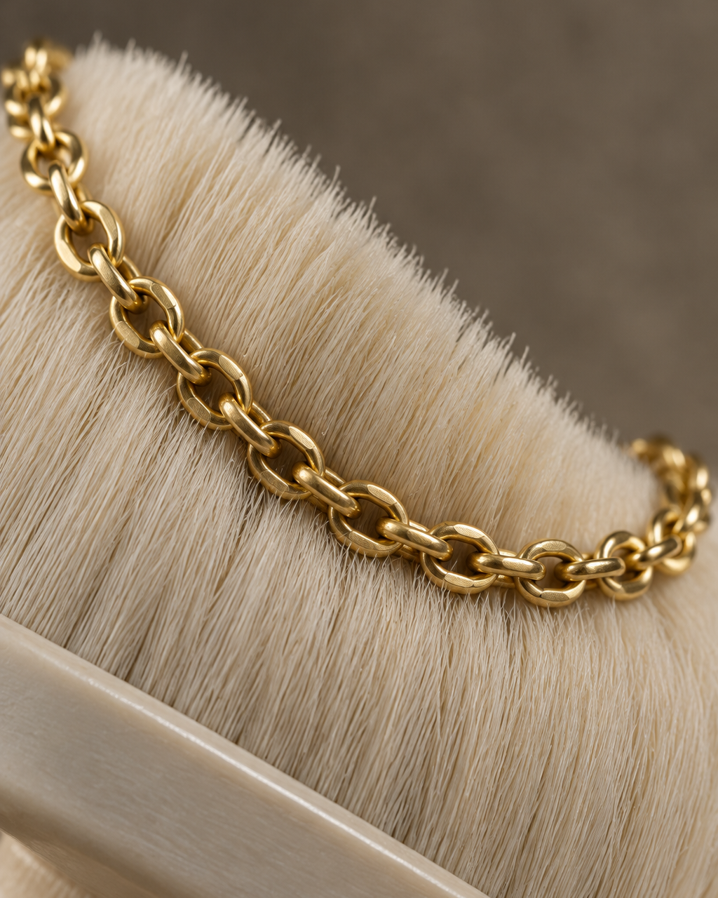 Collar ORA con eslabones dorados de forma ovalada y diseño de cadena con volumen.