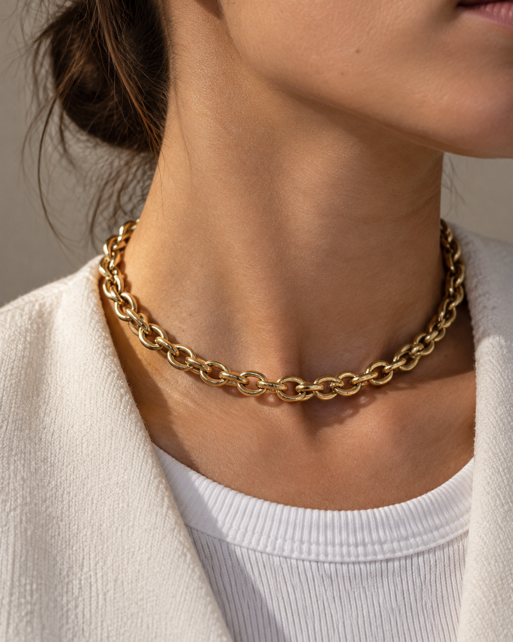 Collar ORA con eslabones ovalados y cadena extensora para ajustar cómodamente el largo.
