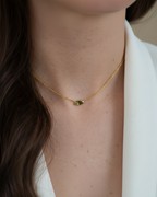 Collar minimalista con piedra verde Olivine y cadena delicada en acabado oro amarillo de 18 kt.