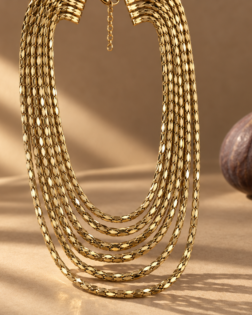 Collar PEDRI ajustable con siete tiras de cadena dorada y cierre con broche.