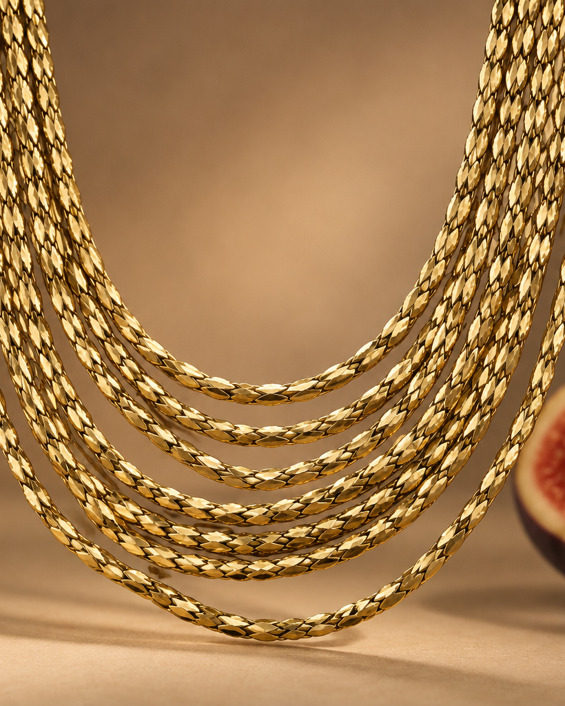 Collar PEDRI con cadenas doradas dispuestas en capas para aportar movimiento y volumen.