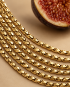 Collar PEDRI dorado con cadenas de diferentes largos para crear un efecto escalonado.