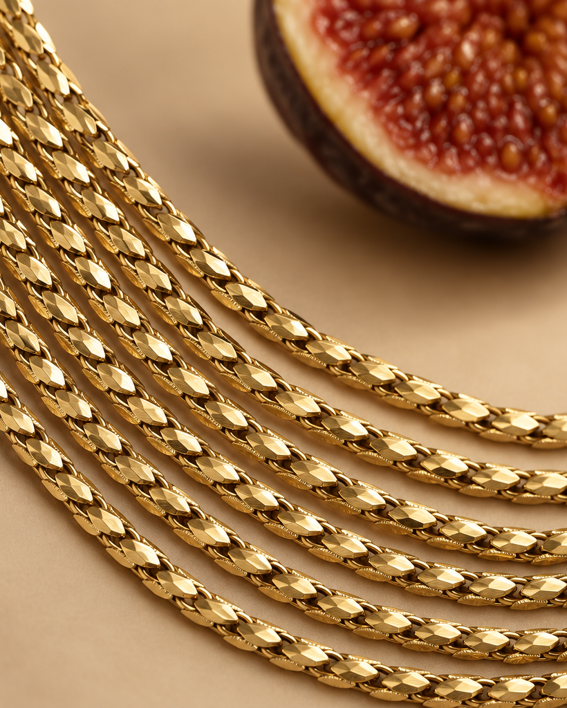 Collar PEDRI dorado con cadenas de diferentes largos para crear un efecto escalonado.