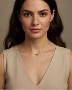 Collar con circonita verde en talla marquesa y acabado en oro amarillo, ideal para un look elegante y actual.