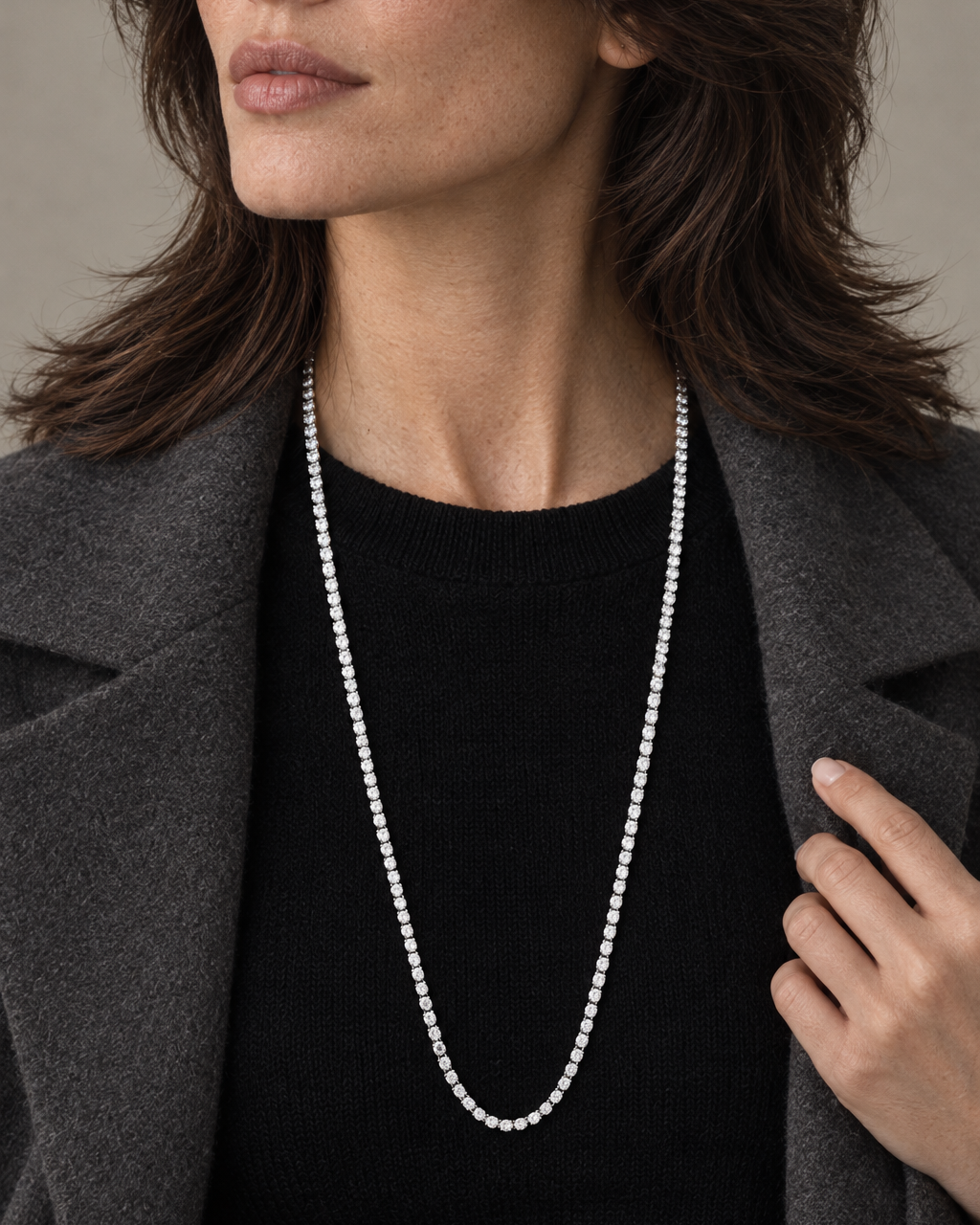 Collar RITA con piedras blancas brillantes dispuestas en una línea estilo rivière.