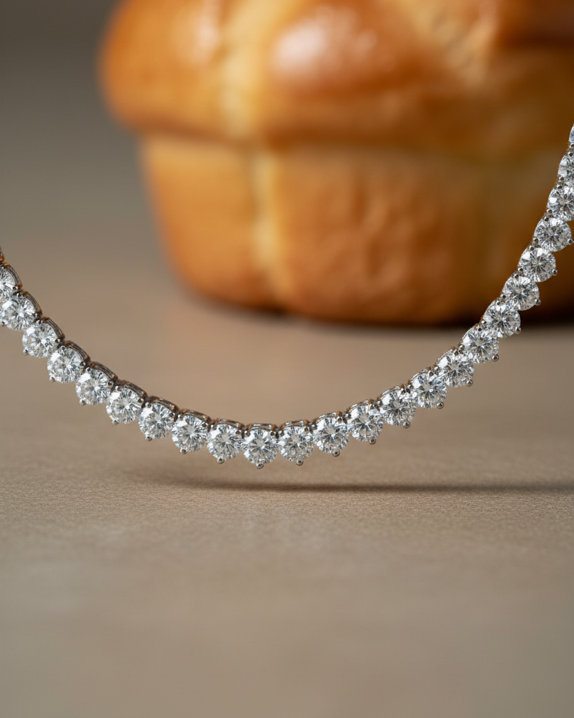 Collar Rivier con múltiples piedras brillantes y acabado en rodio, sofisticado y femenino.