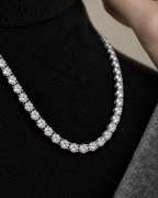 Collar RITA ajustable con piedras blancas y largo regulable de 38 a 50 cm.