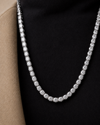 Collar RITA tipo gargantilla con piedras blancas en talla brillante y largo regulable.