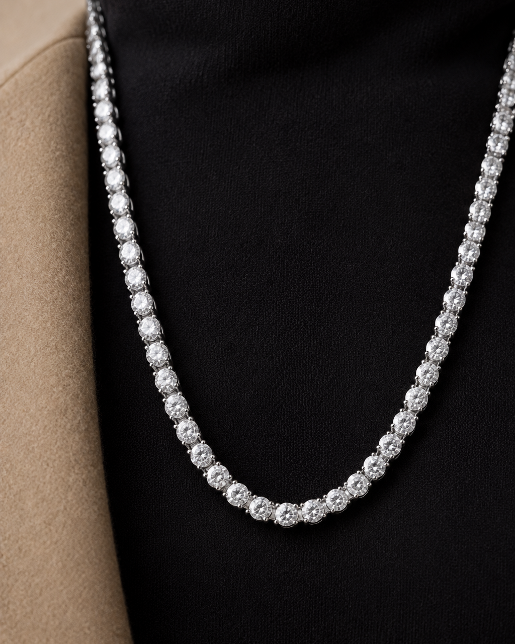 Collar RITA tipo gargantilla con piedras blancas en talla brillante y largo regulable.