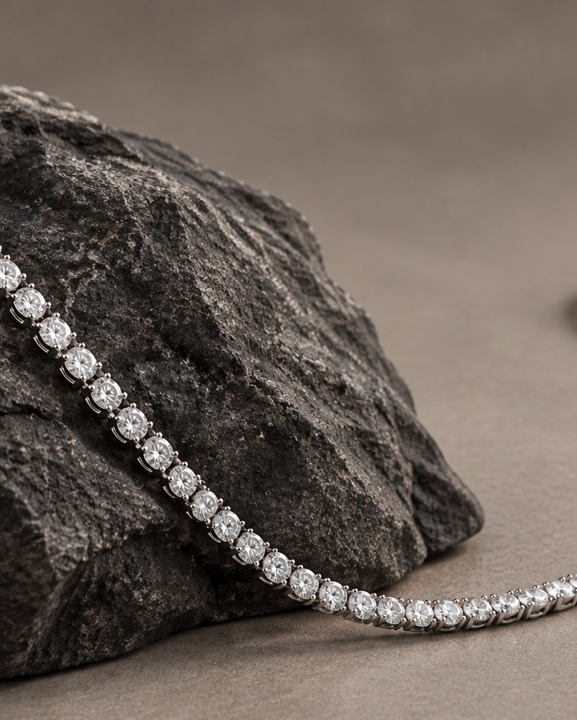 Collar RITA con una línea continua de piedras blancas que aporta luminosidad al escote.