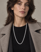 Collar RITA rivière blanco con cierre ajustable para adaptar el largo a diferentes escotes.