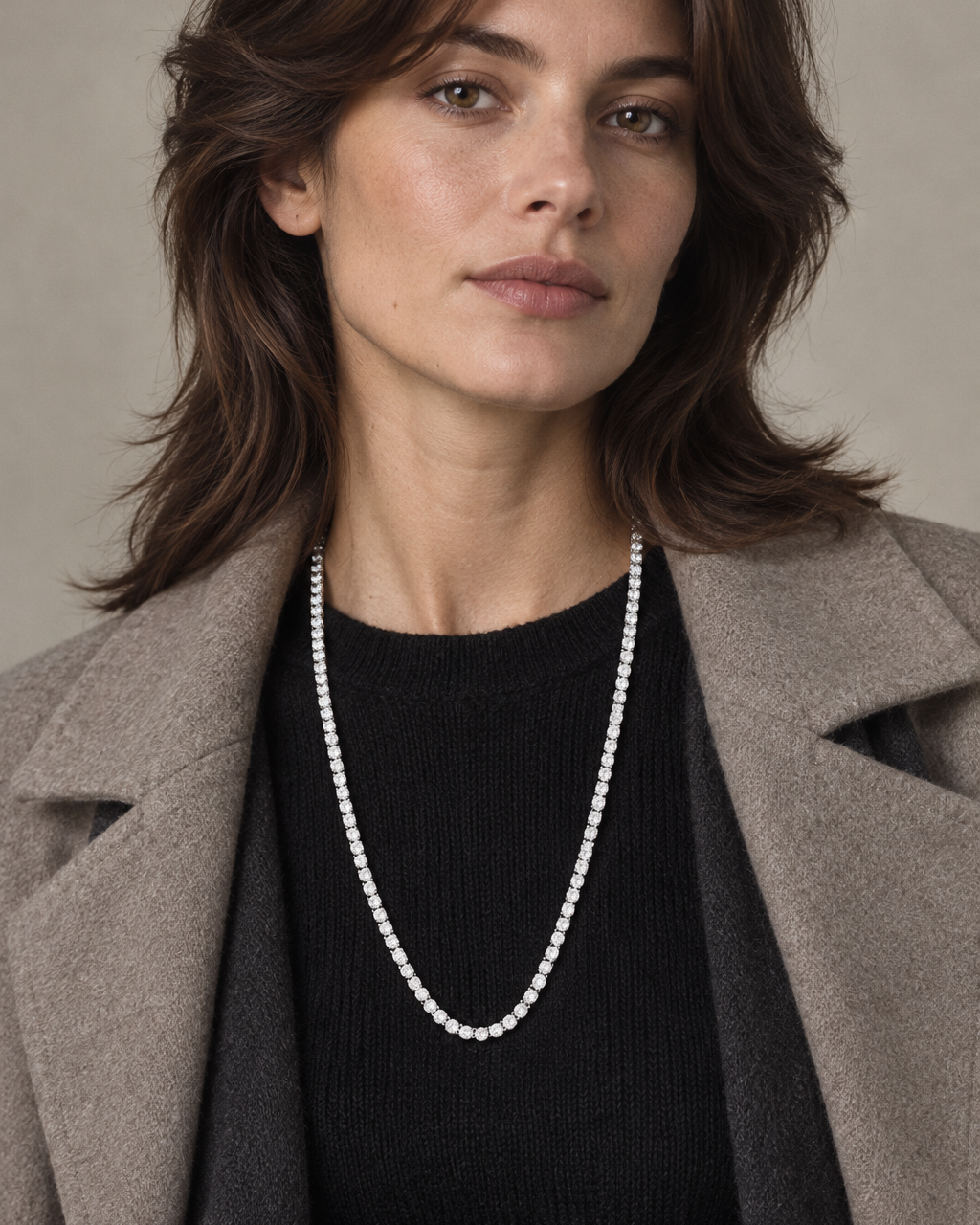 Collar RITA rivière blanco con cierre ajustable para adaptar el largo a diferentes escotes.