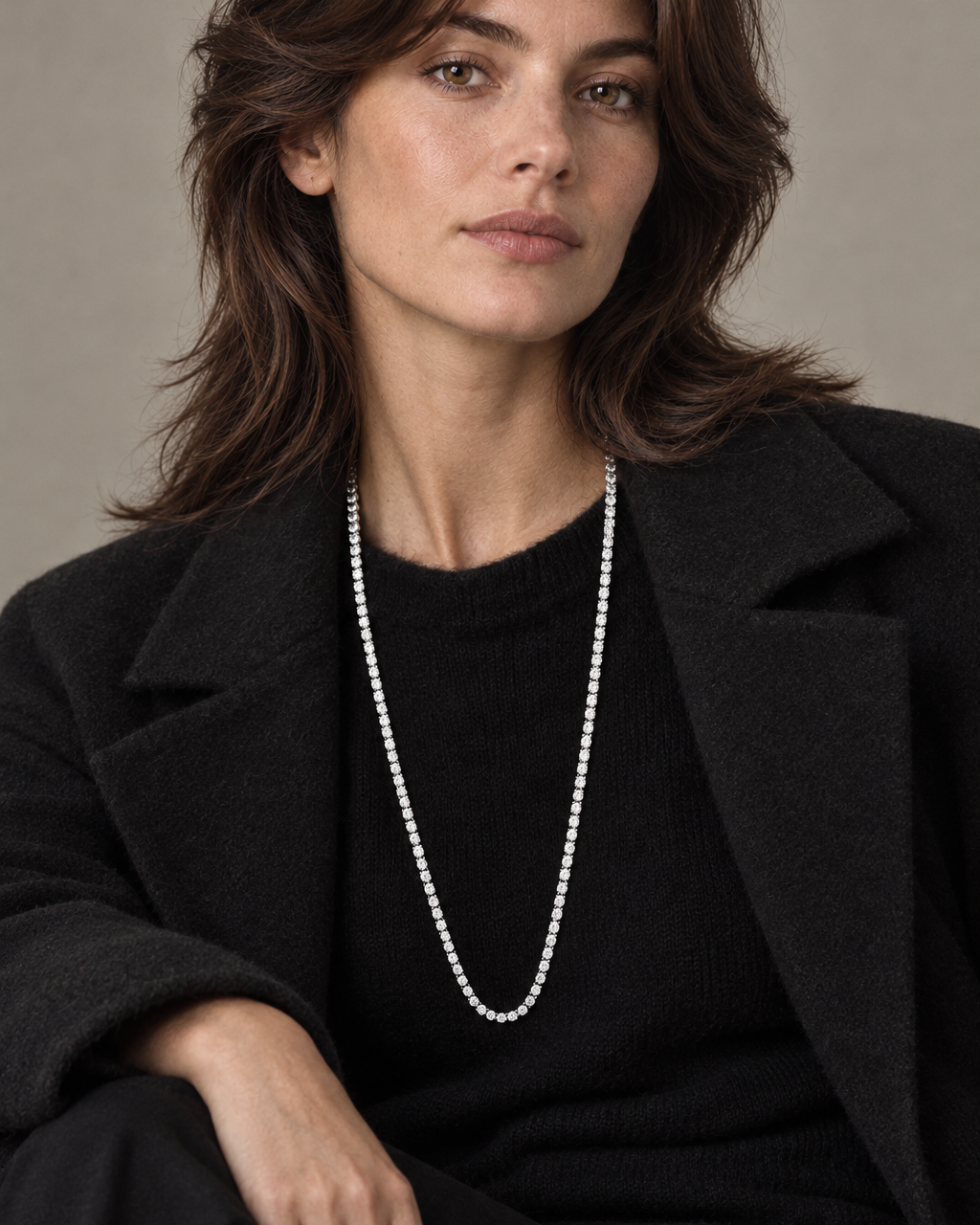 Collar RITA estilo rivière con piedras blancas en talla brillante y cierre ajustable.