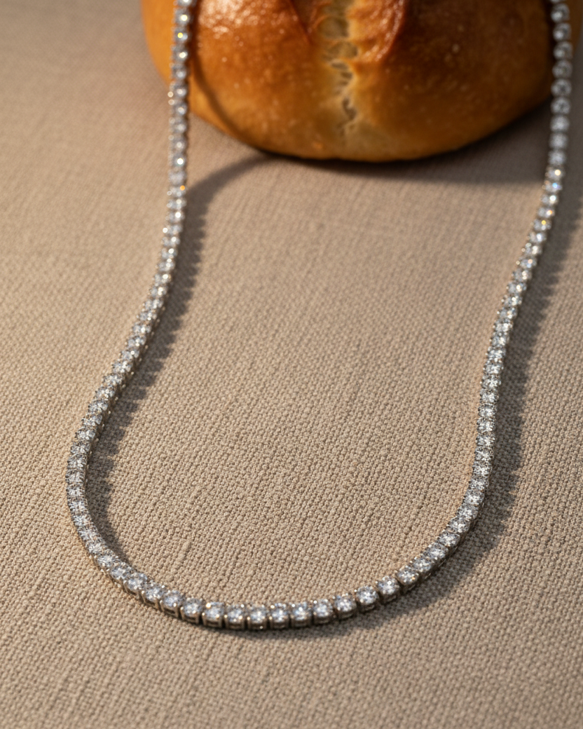 Collar de cadena con piedras brillantes y acabado en rodio, elegante y refinado.