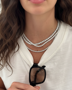 Collar elegante con piedras blancas brillantes y acabado en rodio, inspirado en la alta joyería.