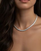 Collar de estilo sofisticado con piedras brillantes y acabado en rodio elegante.