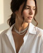 Collar glamour con piedras brillantes y acabado en rodio, diseñado para elevar cualquier look.