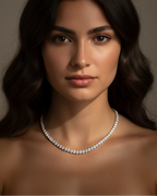 Collar de joyería fina con piedras brillantes y acabado en rodio, perfecto para ocasiones especiales.