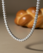 Collar de lujo sutil con acabado en rodio y piedras brillantes que aportan luz y sofisticación.