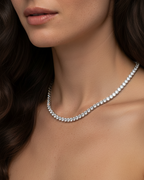 Collar plateado con piedras luminosas y acabado en rodio, ideal para looks elegantes y atemporales.