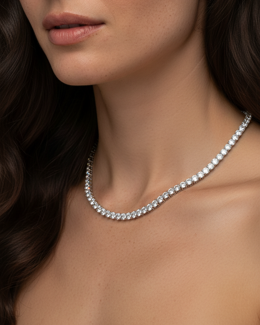 Collar plateado con piedras luminosas y acabado en rodio, ideal para looks elegantes y atemporales.