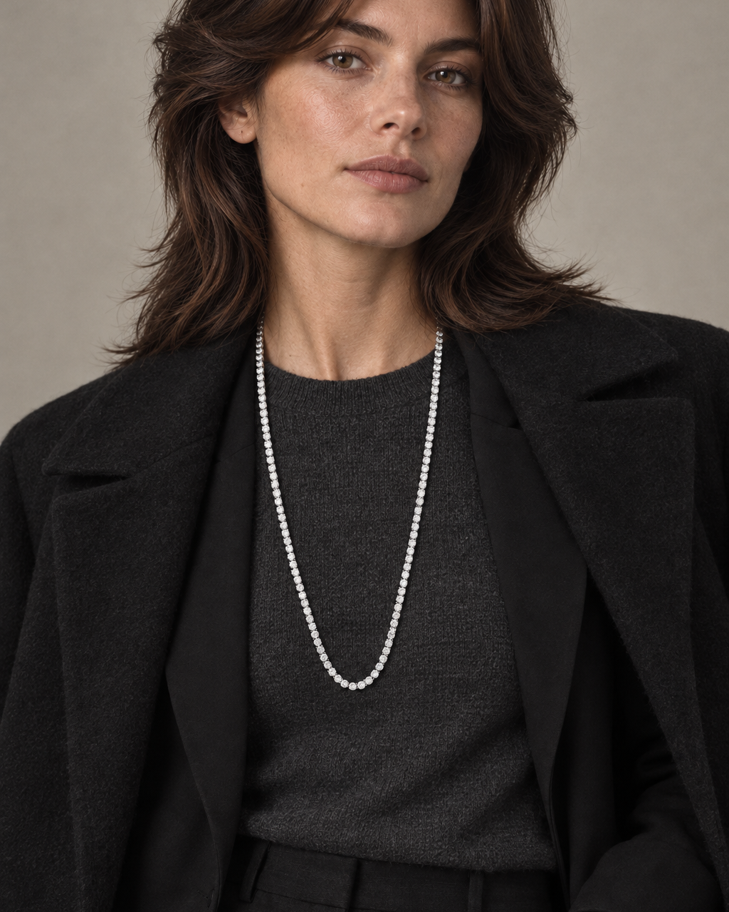 Collar rivière RITA con piedras blancas en talla brillante y una línea luminosa alrededor del cuello.