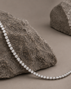 Collar rivière corto RITA con piedras blancas y caída ajustable según el escote.