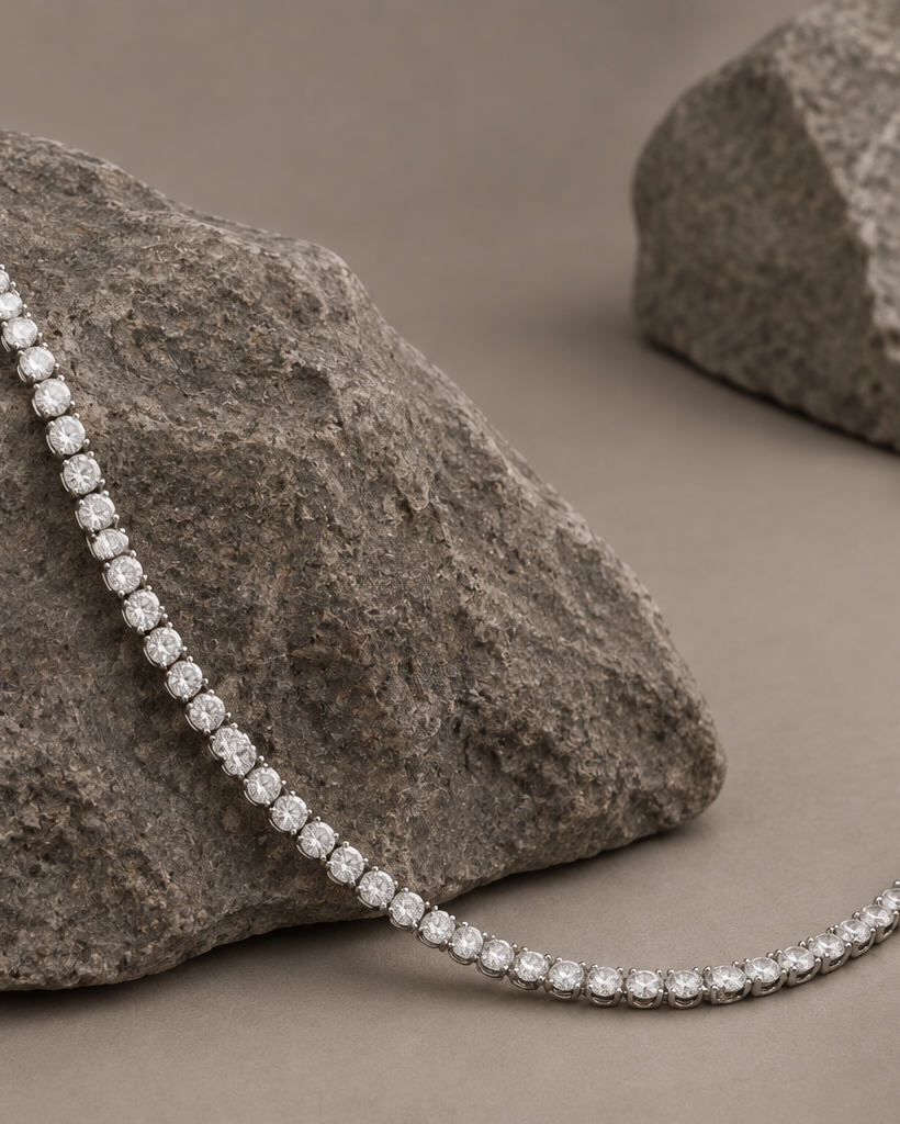 Collar rivière corto RITA con piedras blancas y caída ajustable según el escote.