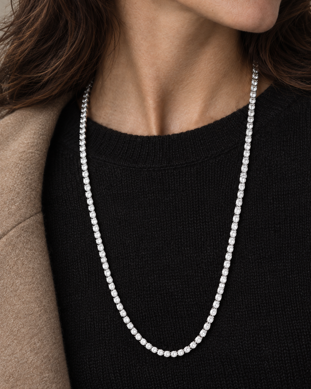 Collar rivière RITA de Sibela Studio con piedras blancas y diseño elegante alrededor del cuello.
