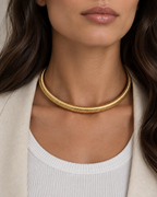 Collar SERA dorado con acabado acanalado que enmarca el cuello con una silueta limpia.