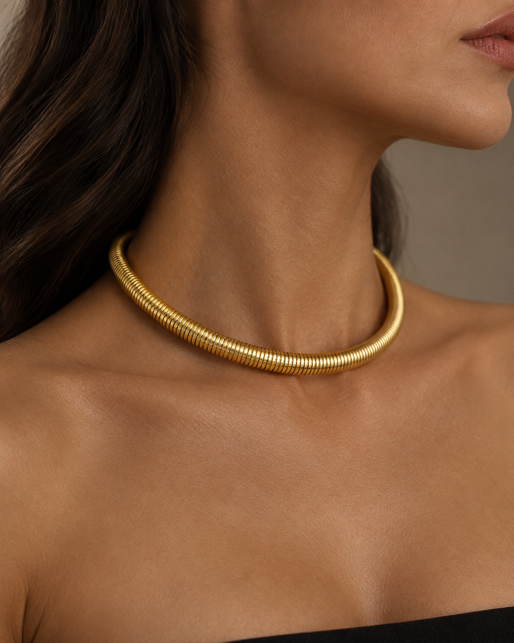 Collar SERA dorado con diseño compacto y tubular de inspiración Tubogas.