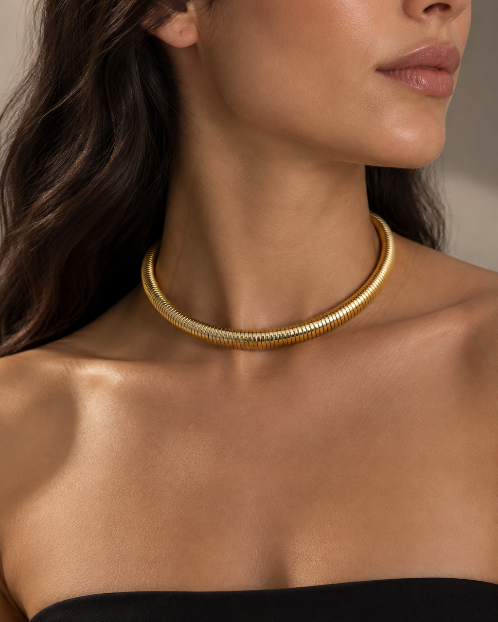 Collar SERA de inspiración Tubogas con acabado dorado y silueta redondeada.