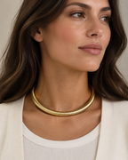 Collar tubular SERA con acabado dorado y relieve acanalado en toda la superficie.