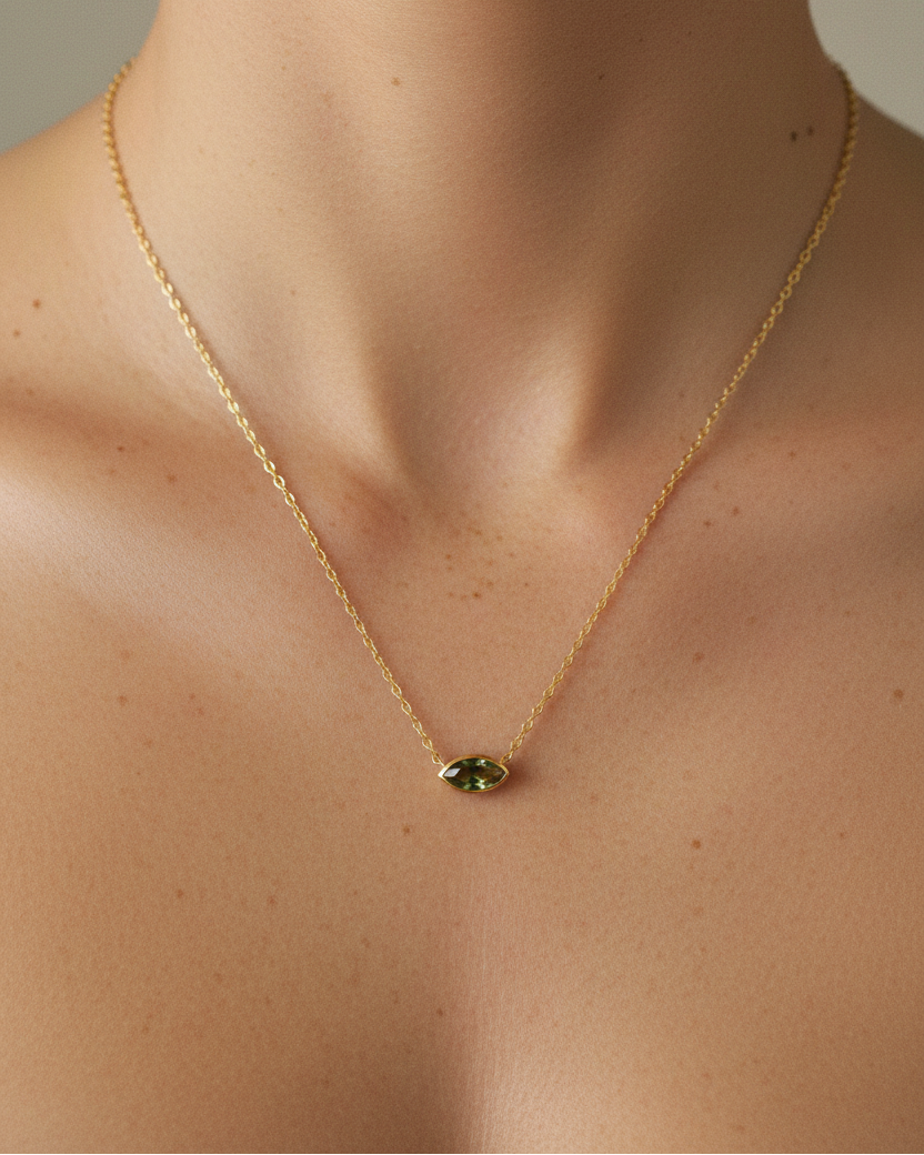 Collar con cadena fina y piedra verde Olivine en talla marquesa, acabado en oro amarillo de 18 kt y estilo sofisticado.