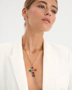 Collar Vivid en oro amarillo con cruz adornada con piedras de colores: azul, verde, rojo, rosa y naranja. Longitud ajustable de 36 cm + 5 cm, inspirado en los vibrantes colores de los años 90.