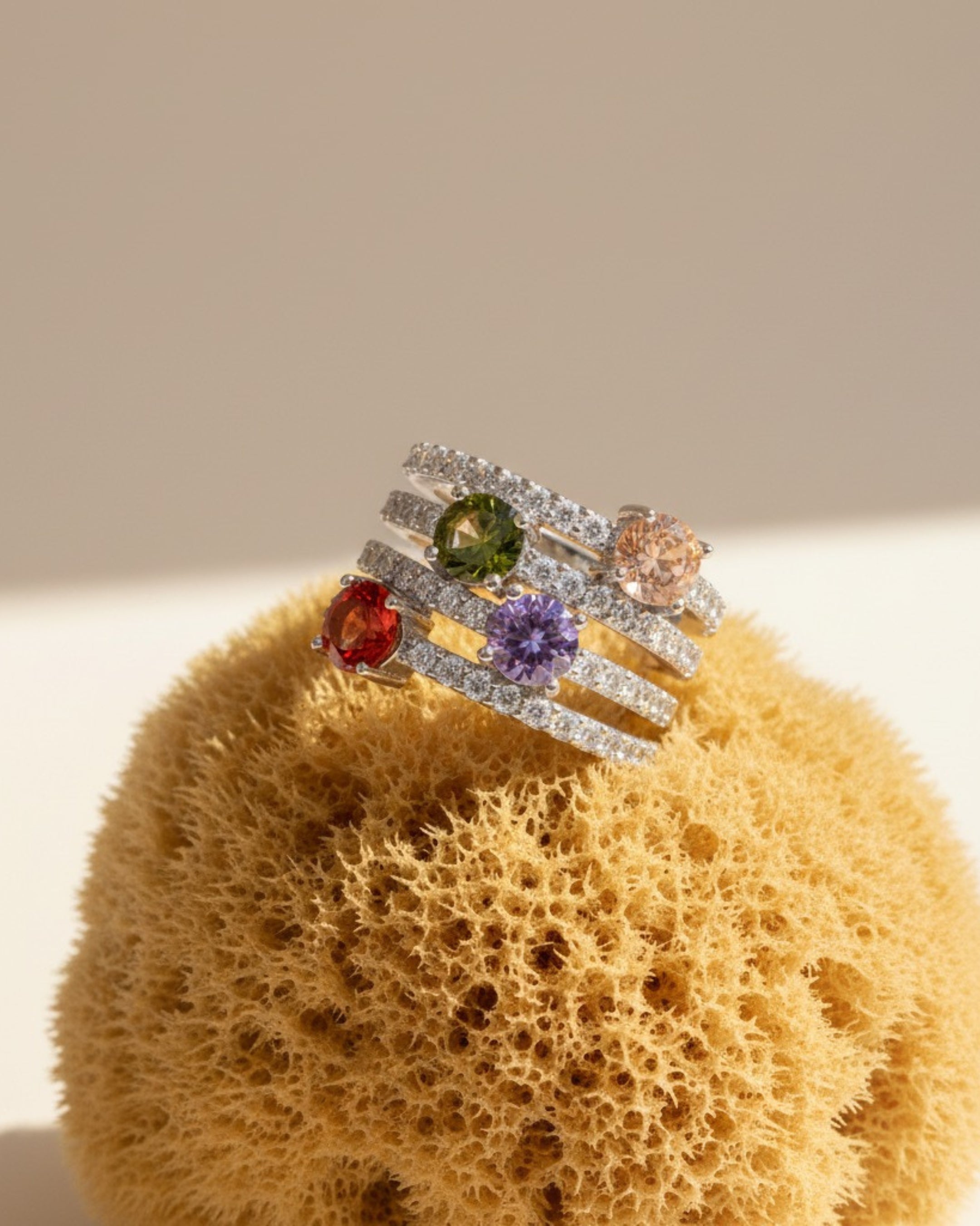 Detalle del anillo Persidas con circonitas brillantes y piedras multicolor