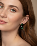 Detalle de los pendientes MUSE con piedras verdes color esmeralda y acabado en rodio blanco | Sibela Studio