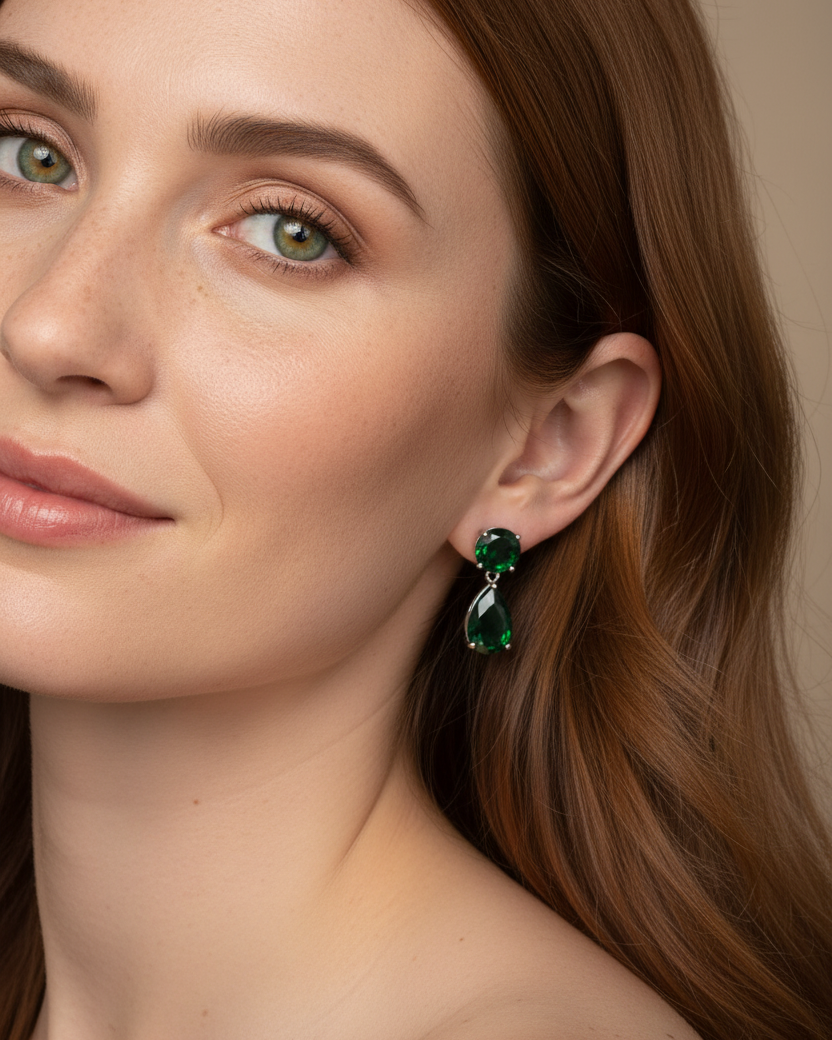 Detalle de los pendientes MUSE con piedras verdes color esmeralda y acabado en rodio blanco | Sibela Studio