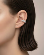 Ear cuff Alba con piedras en talla baguette y acabado en rodio blanco. Un diseño moderno y luminoso que aporta estilo sin esfuerzo.