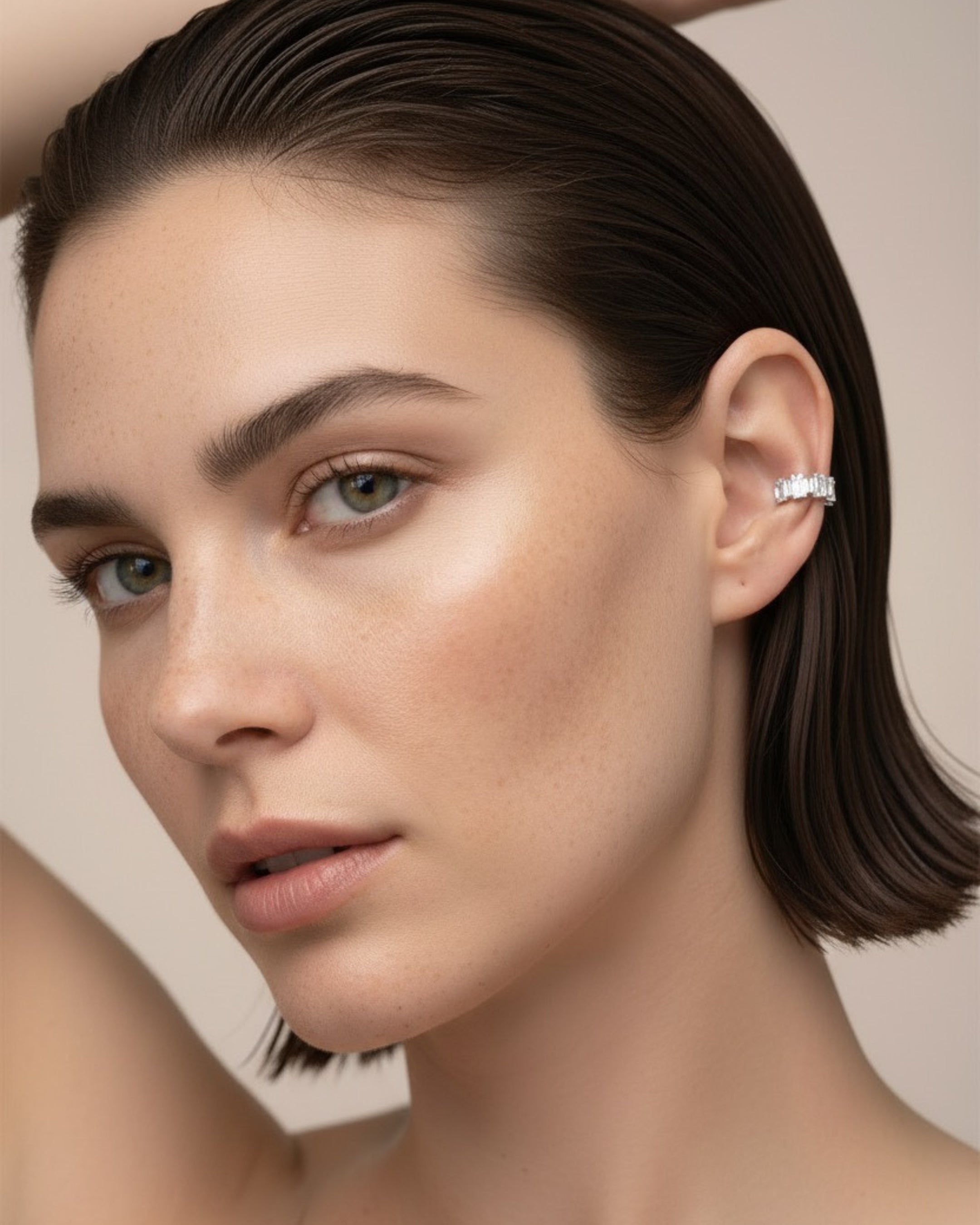 Ear cuff Alba en rodio blanco con piedras blancas en talla baguette y circular. Un diseño brillante y elegante que aporta luz y sofisticación a cualquier look.