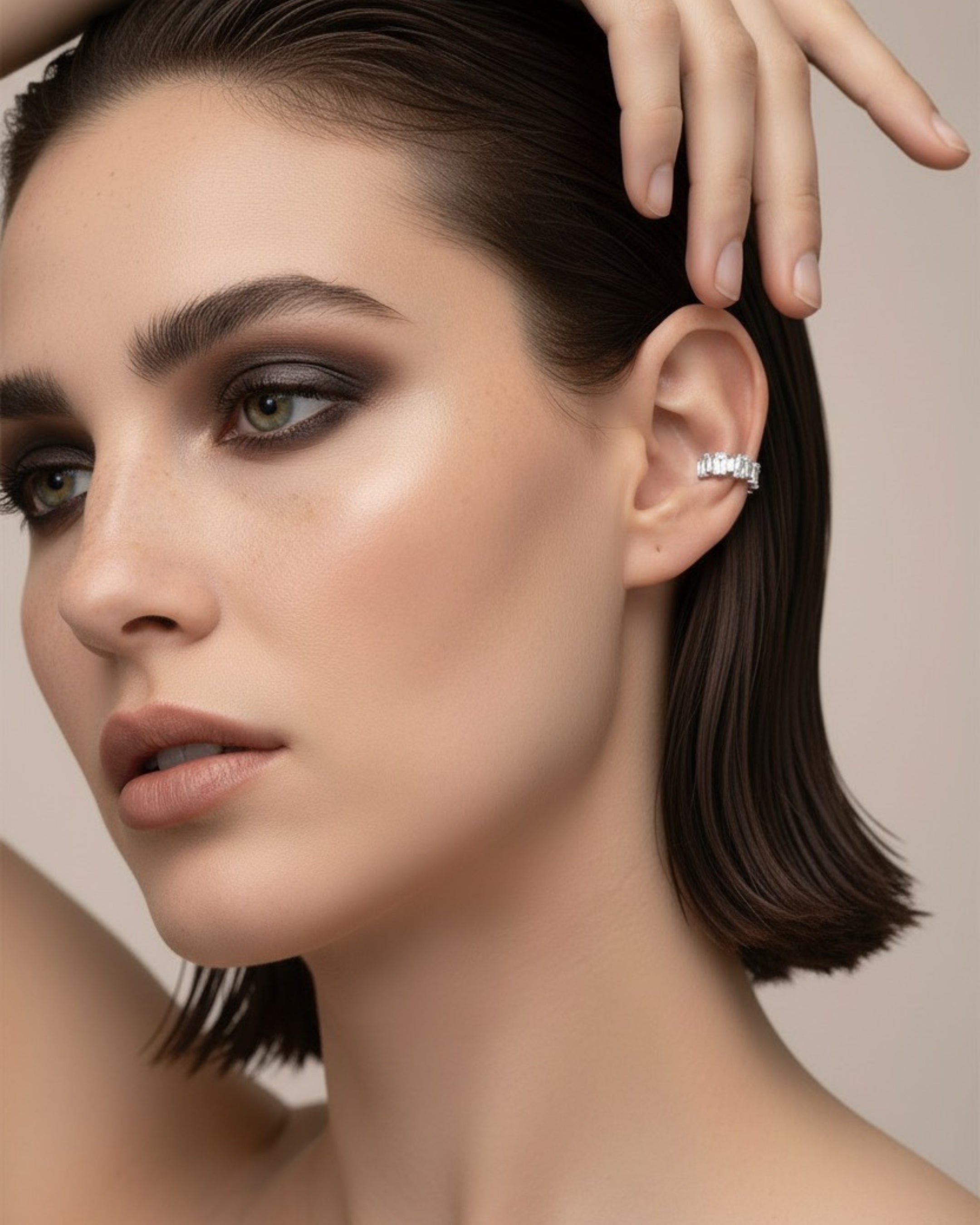 Detalle del ear cuff Alba con piedras en talla baguette y circular que aportan luminosidad.